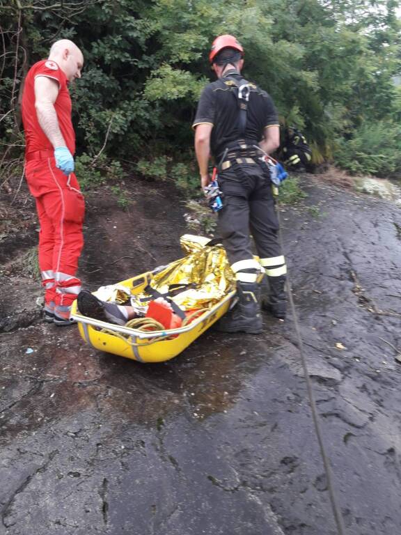 Cade da un dirupo a Colmegna, salvato dai vigili del fuoco di Luino