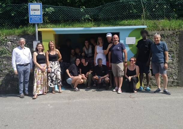 fermata autobus cassano valcuvia ridipinta 