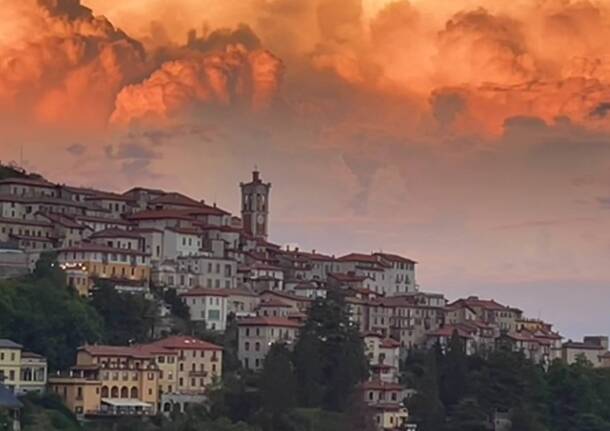 Nuvole colorate sul Sacro Monte