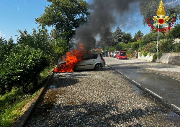 Vettura in fiamme al Villaggio Olandese