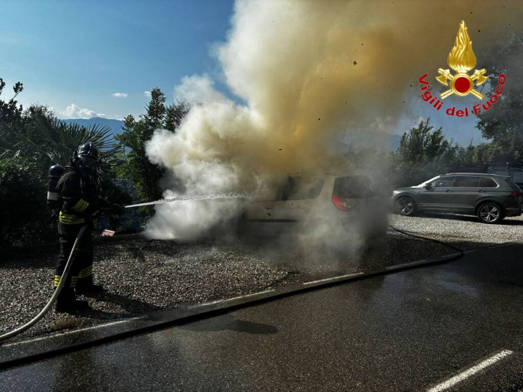 Vettura in fiamme al Villaggio Olandese