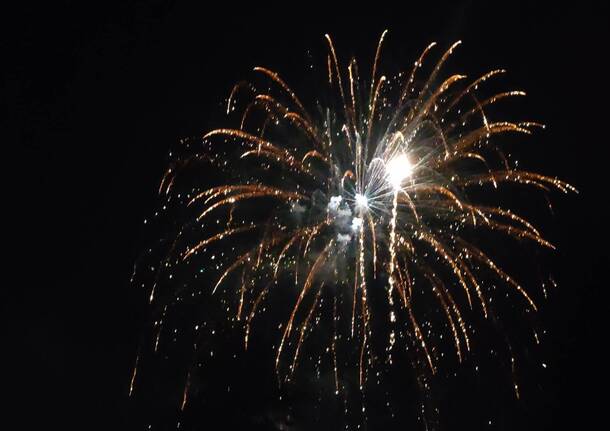 I fuochi d'artificio illuminano la Festa di Monate