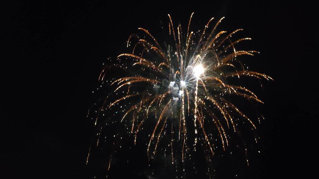 I fuochi d'artificio illuminano la Festa di Monate
