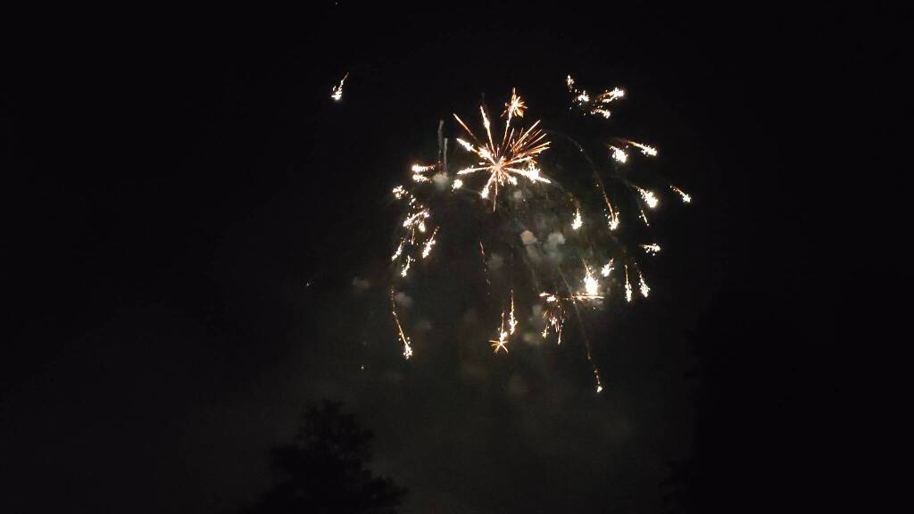 I fuochi d'artificio illuminano la Festa di Monate