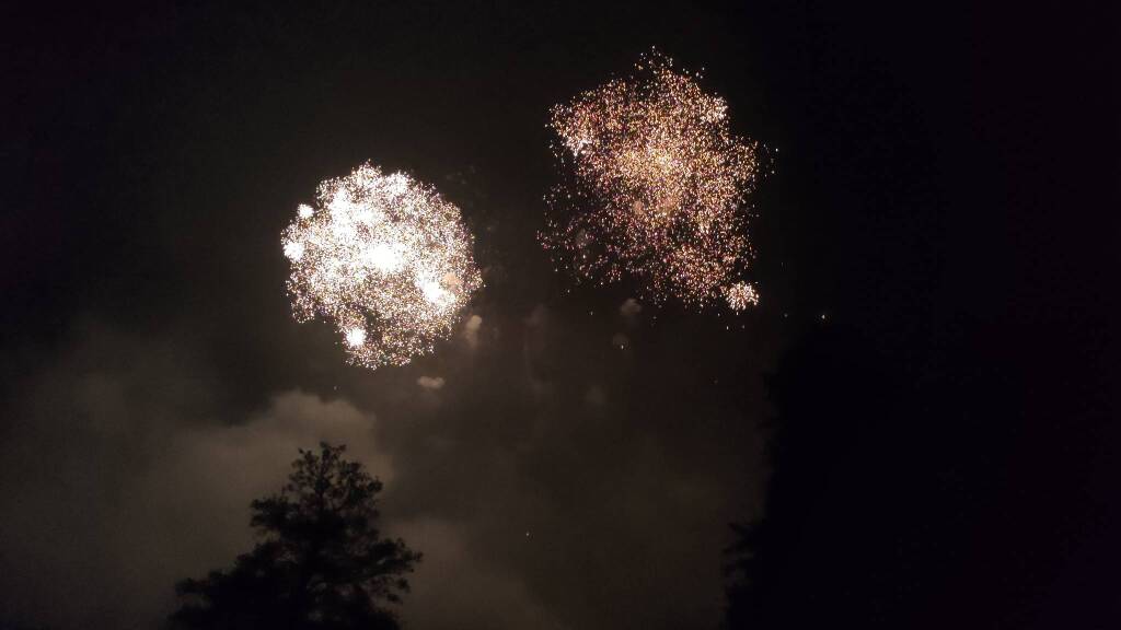 I fuochi d'artificio illuminano la Festa di Monate
