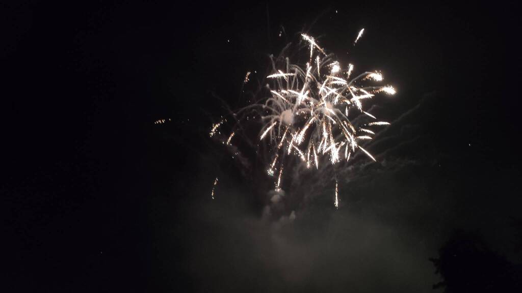 I fuochi d'artificio illuminano la Festa di Monate