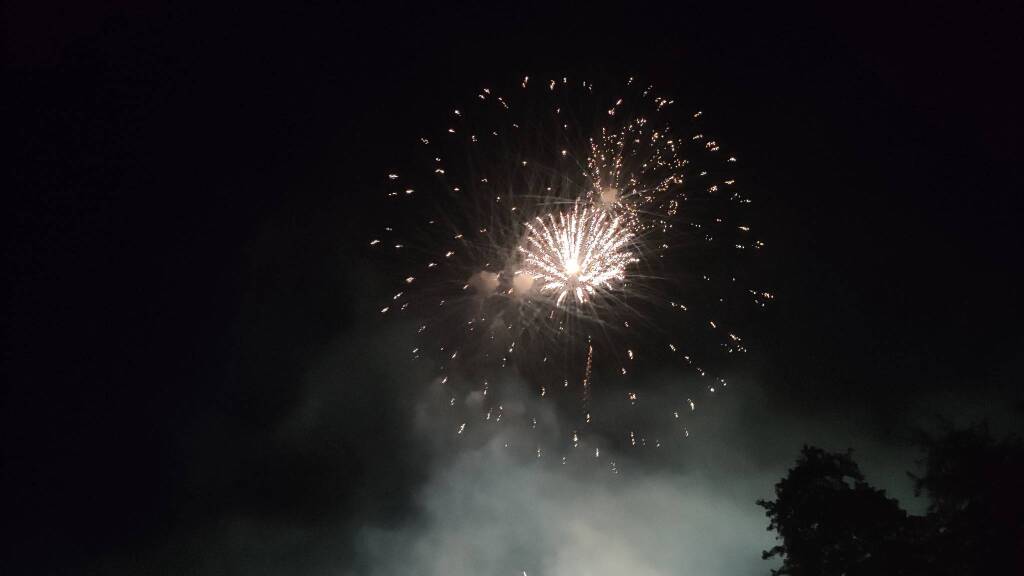 I fuochi d'artificio illuminano la Festa di Monate