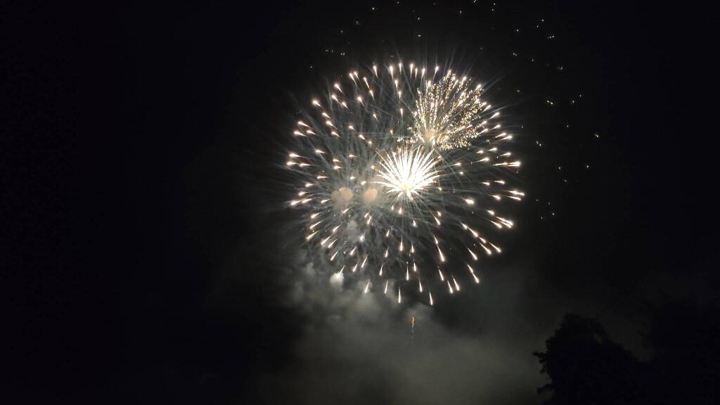 I fuochi d'artificio illuminano la Festa di Monate