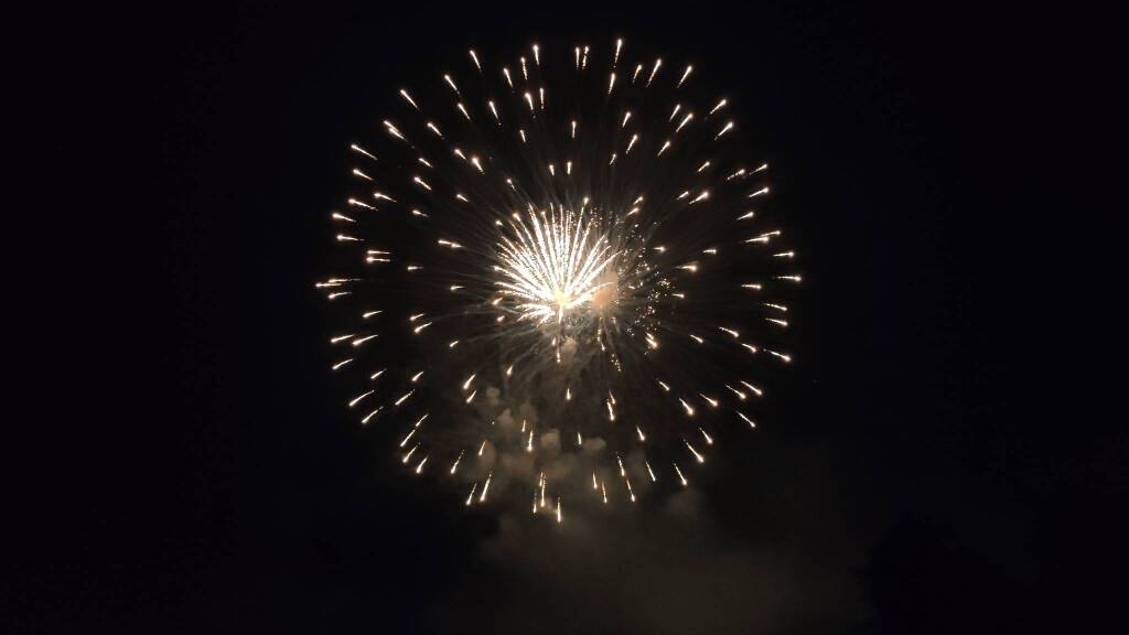 I fuochi d'artificio illuminano la Festa di Monate