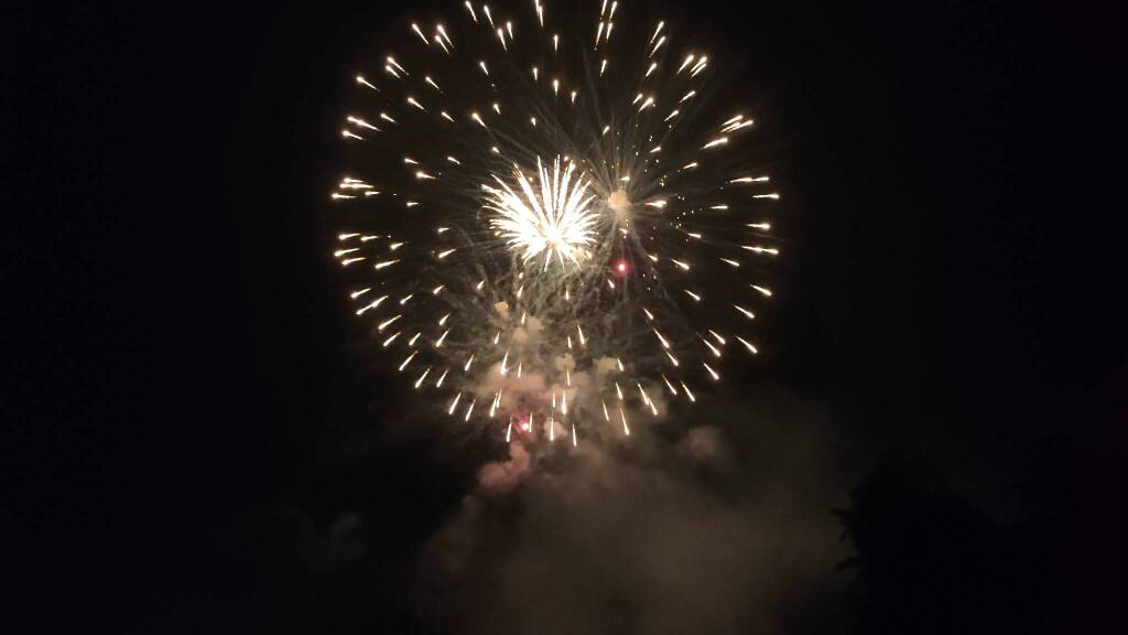 I fuochi d'artificio illuminano la Festa di Monate