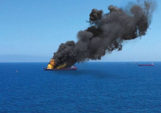 sos incendio grande nave in mare