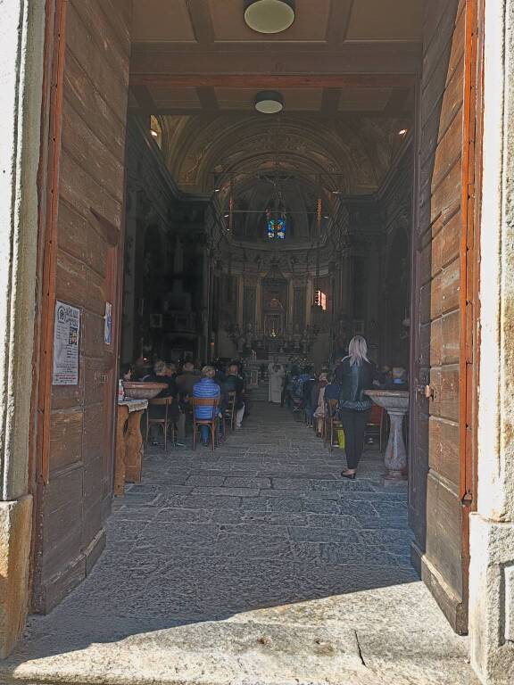 Tre battesimi in un giorno fanno sognare la val Veddasca 