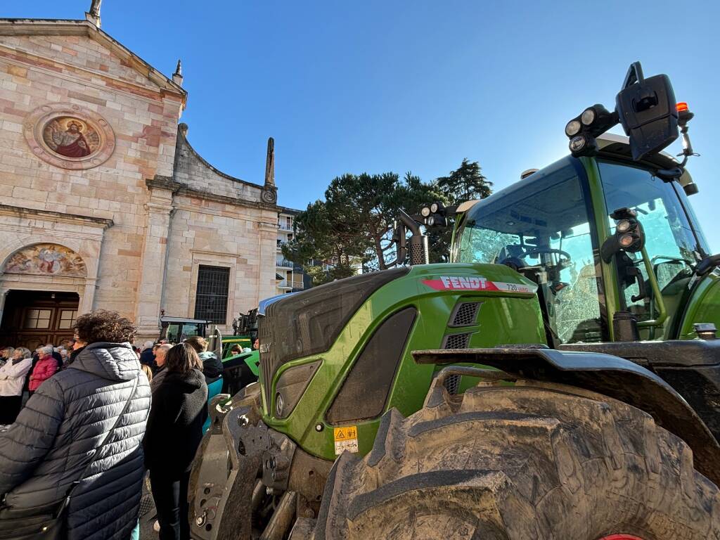 Angera, la benedizione dei trattori
