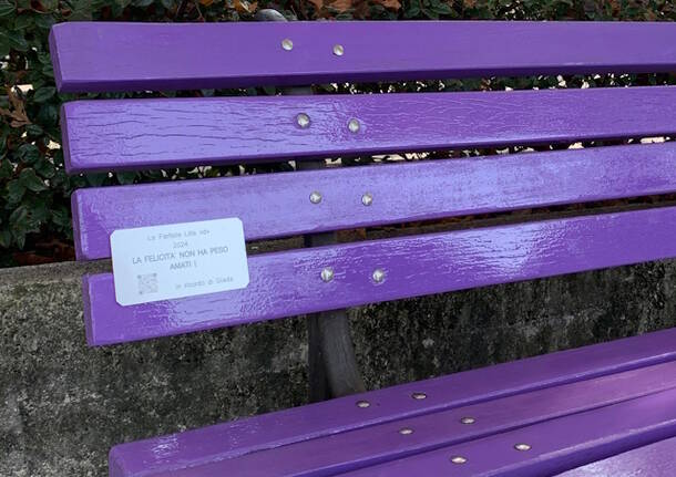 La nuova panchina lilla sul lungolago di Laveno