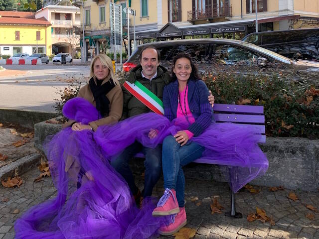 La nuova panchina lilla sul lungolago di Laveno