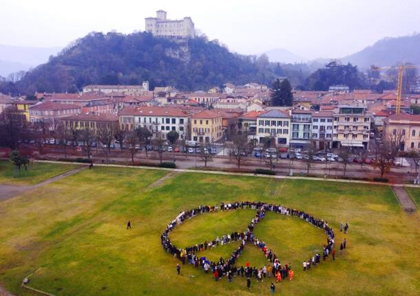 In corteo per la pace ad Angera