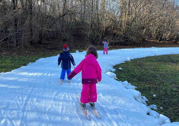 L'asilo di Ghirla porta i bimbi a sciare