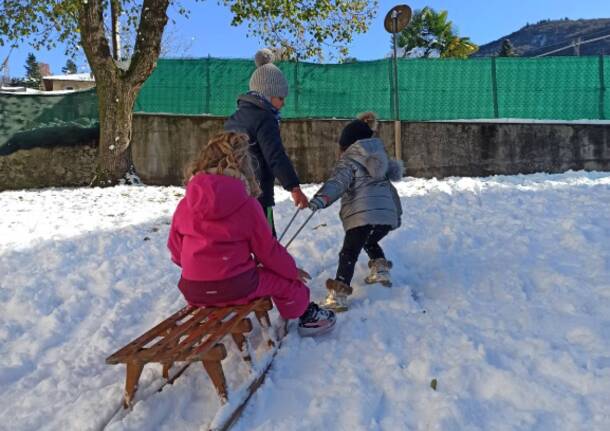 L'asilo di Ghirla porta i bimbi a sciare