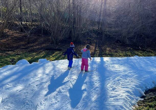 L'asilo di Ghirla porta i bimbi a sciare