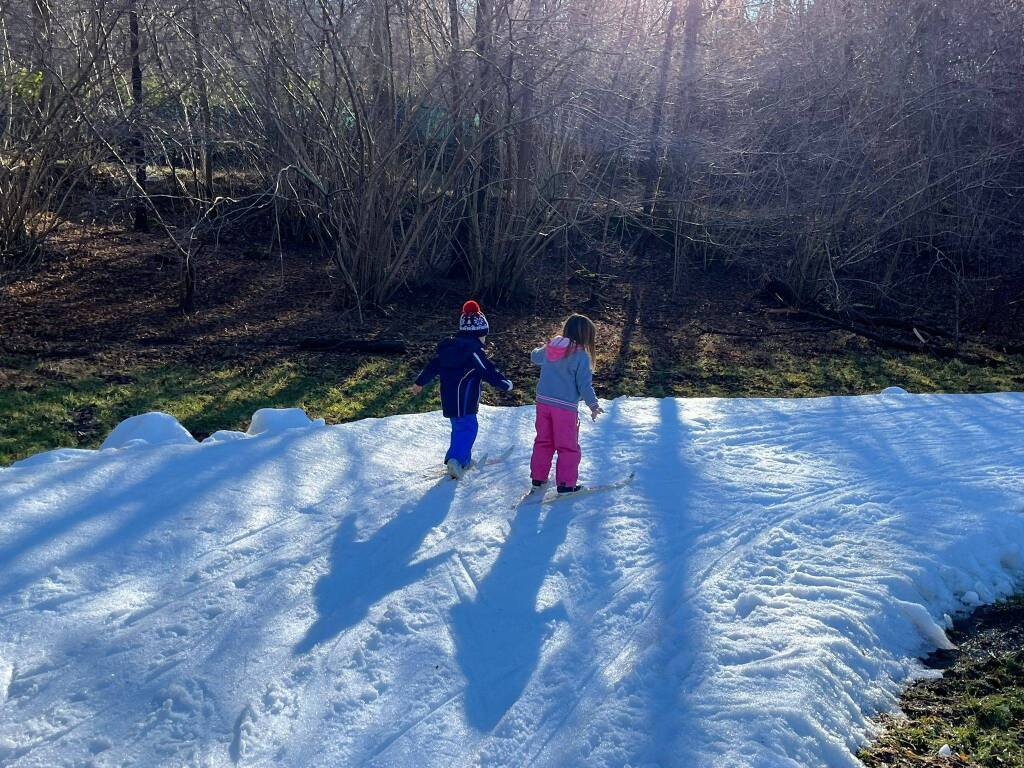 L'asilo di Ghirla porta i bimbi a sciare