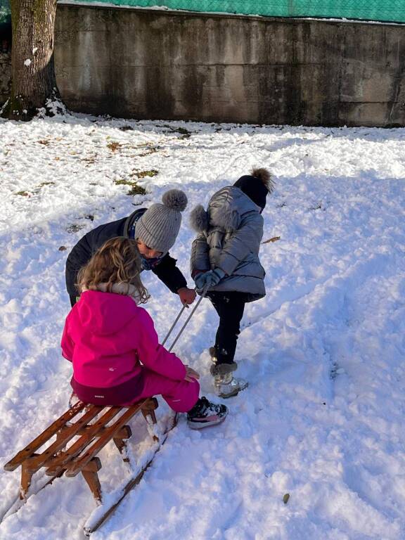 L'asilo di Ghirla porta i bimbi a sciare