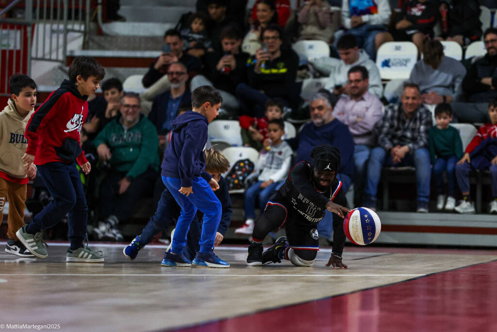 Gli Harlem Globetrotter incantano Varese