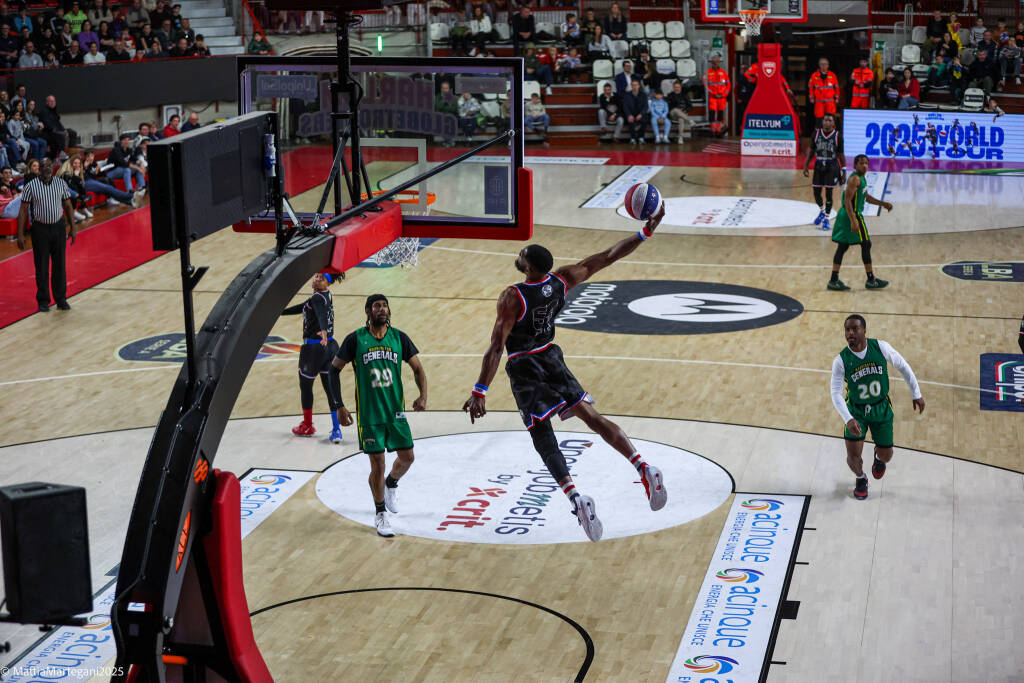 Gli Harlem Globetrotter incantano Varese