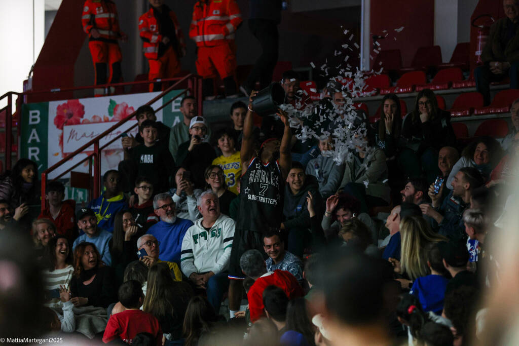 Gli Harlem Globetrotter incantano Varese