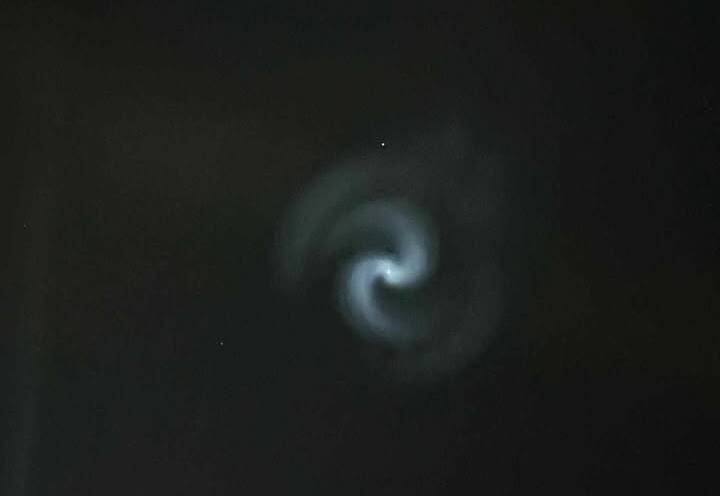 Luci a spirale nel cielo del Varesotto