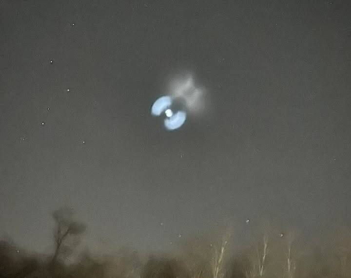 Luci a spirale nel cielo del Varesotto