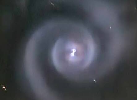 Luci a spirale nel cielo del Varesotto