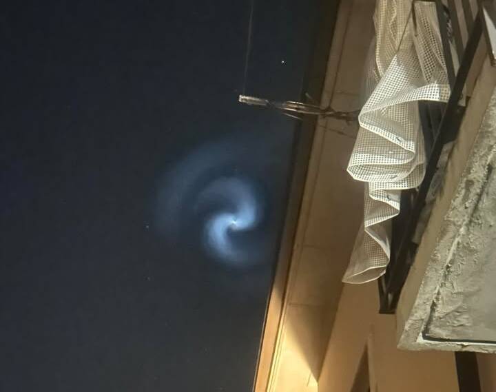 Luci a spirale nel cielo del Varesotto