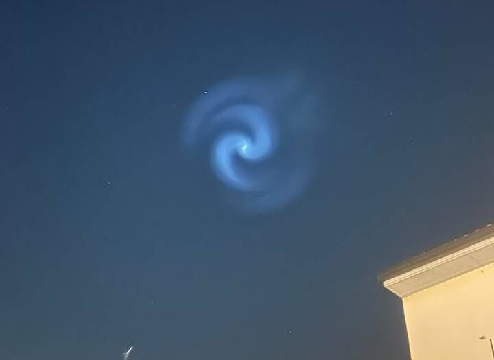 Luci a spirale nel cielo del Varesotto