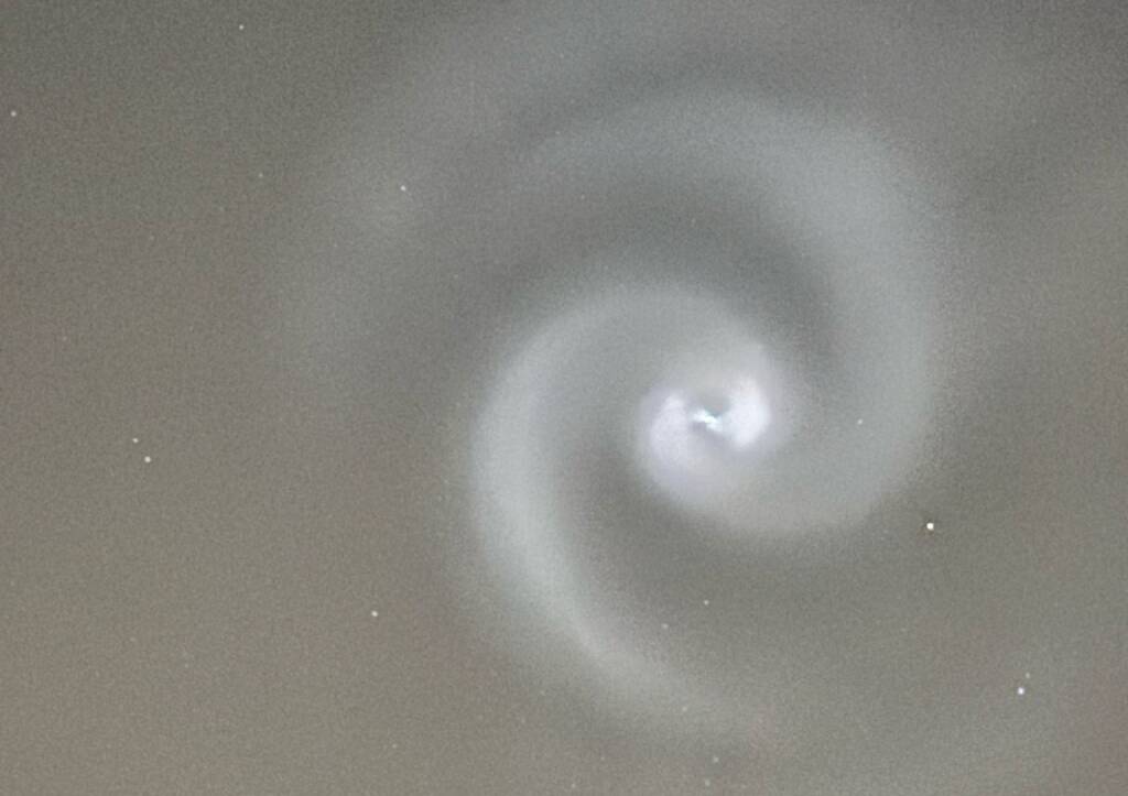 Luci a spirale nel cielo del Varesotto