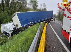 Autoarticolato esce di strada a Gemonio