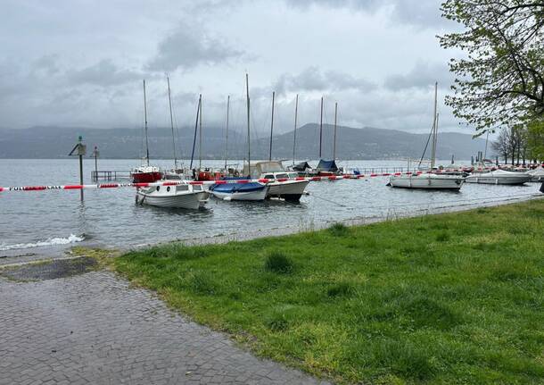 Il lago Maggiore esce a Ispra e a Laveno