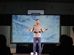 «Per avere a che fare con la vita ci vuole coraggio», Beppe Casales fa cantare il Festival della Meraviglia