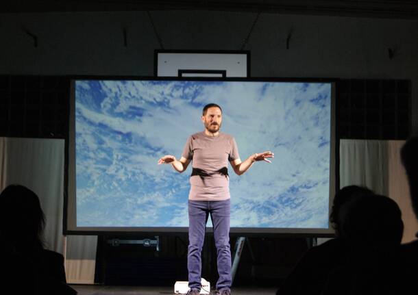 «Per avere a che fare con la vita ci vuole coraggio», Beppe Casales fa cantare il Festival della Meraviglia