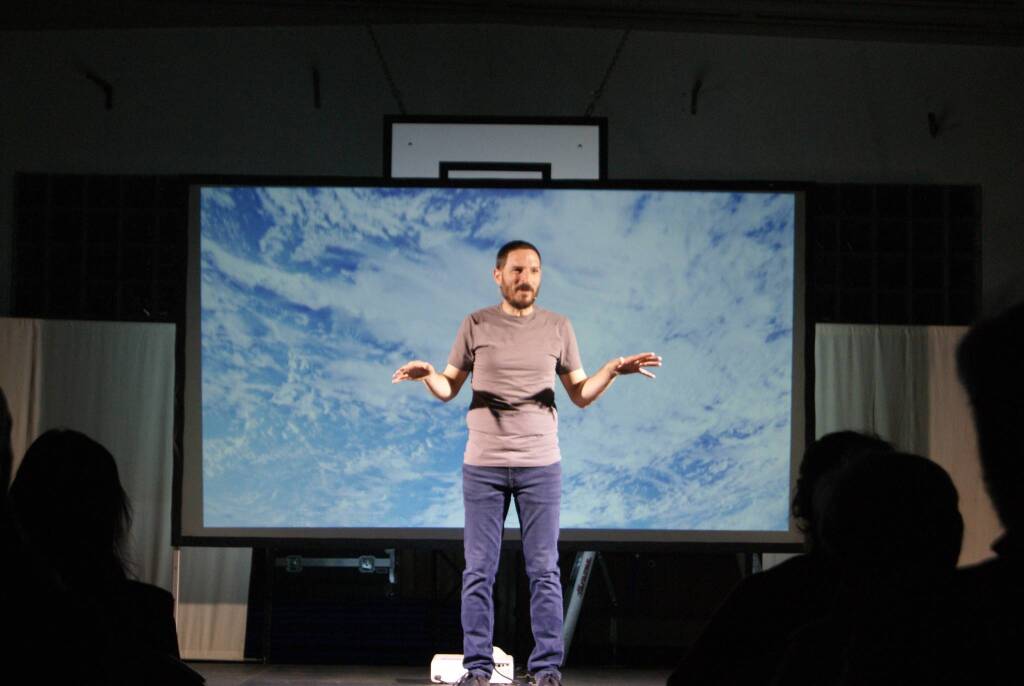 «Per avere a che fare con la vita ci vuole coraggio», Beppe Casales fa cantare il Festival della Meraviglia