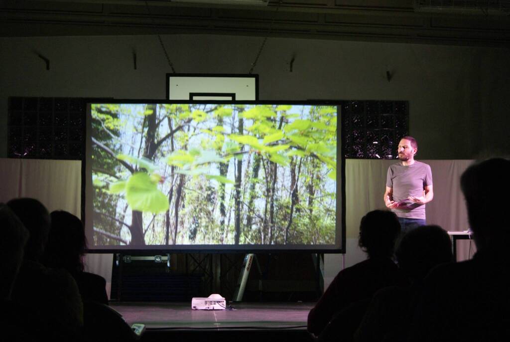 «Per avere a che fare con la vita ci vuole coraggio», Beppe Casales fa cantare il Festival della Meraviglia