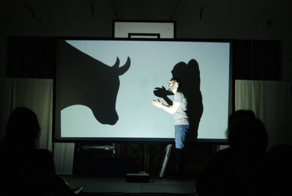 «Per avere a che fare con la vita ci vuole coraggio», Beppe Casales fa cantare il Festival della Meraviglia