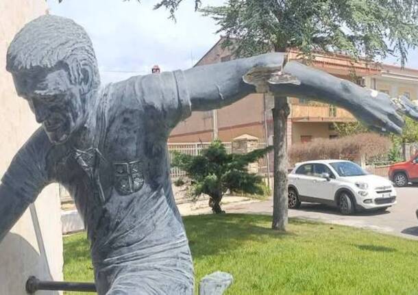 statua gigi riva