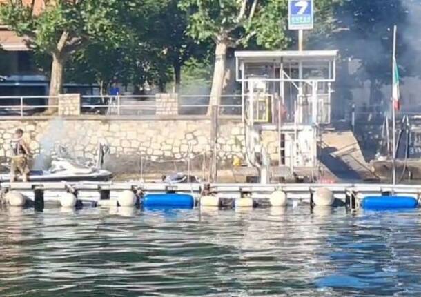 Angera - Incendio moto acqua