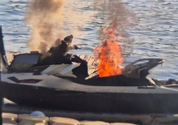 Angera - Incendio moto acqua