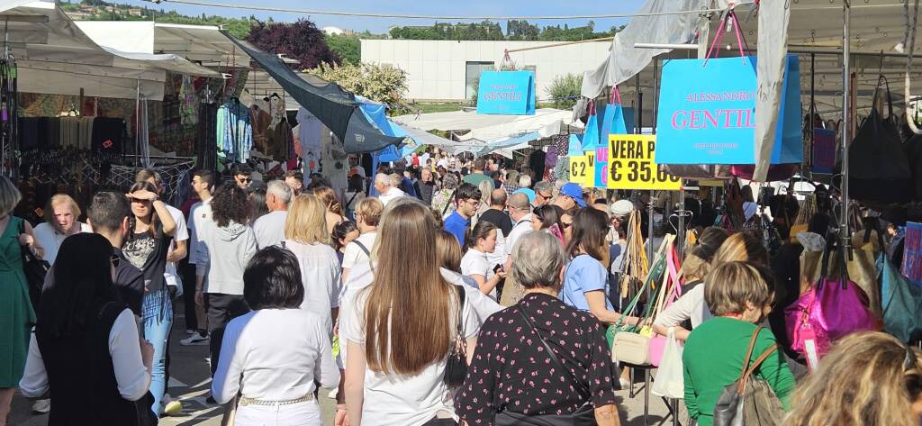 Gli Ambulanti di Forte dei Marmi® colorano l'estate di Arona
