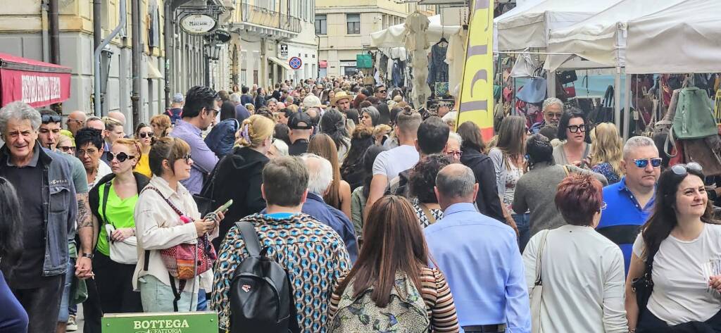 Gli Ambulanti di Forte dei Marmi® colorano l'estate di Arona
