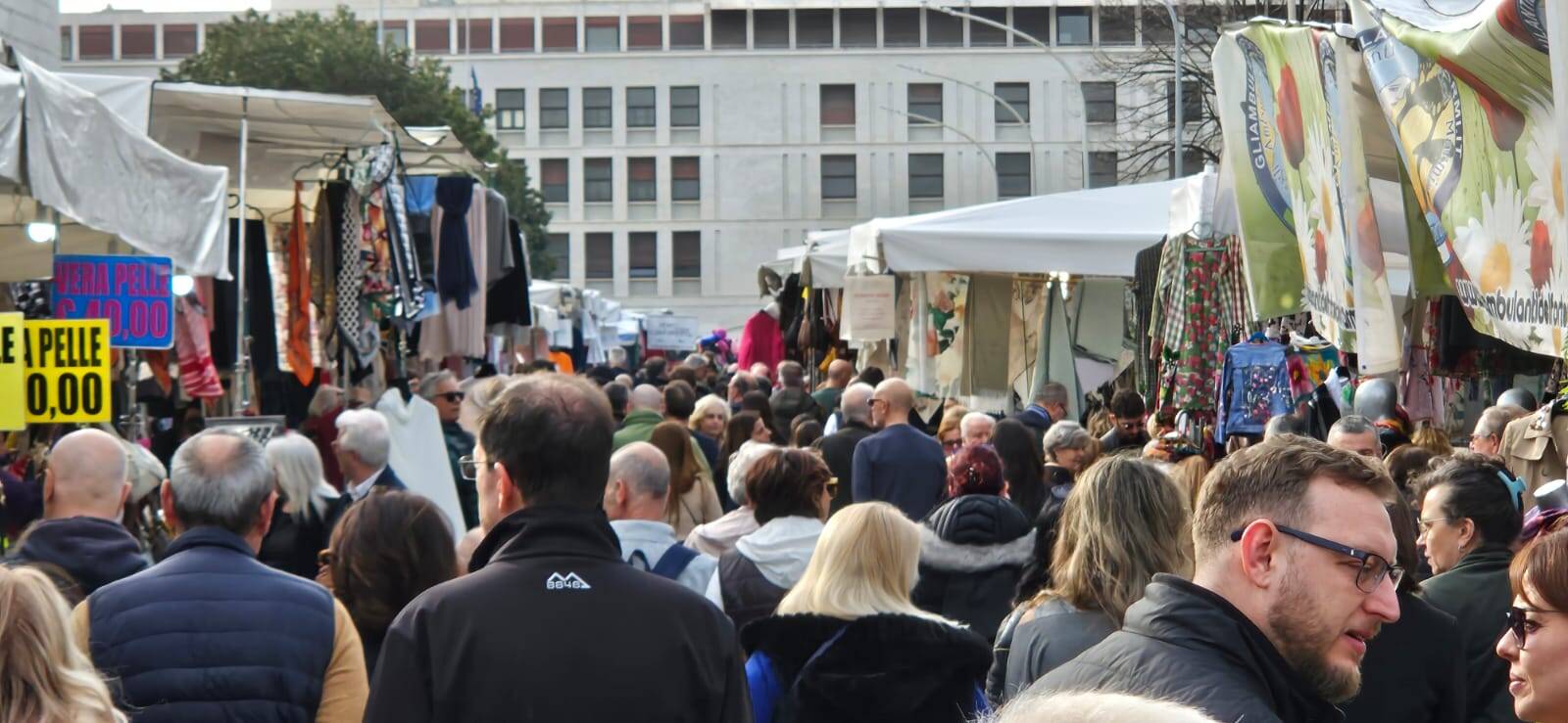 Gli Ambulanti di Forte dei Marmi® colorano l'estate di Arona