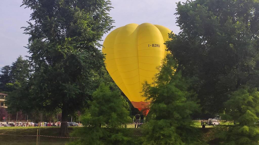 L'inaugurazione del Campionato del mondo di deltaplano a Laveno