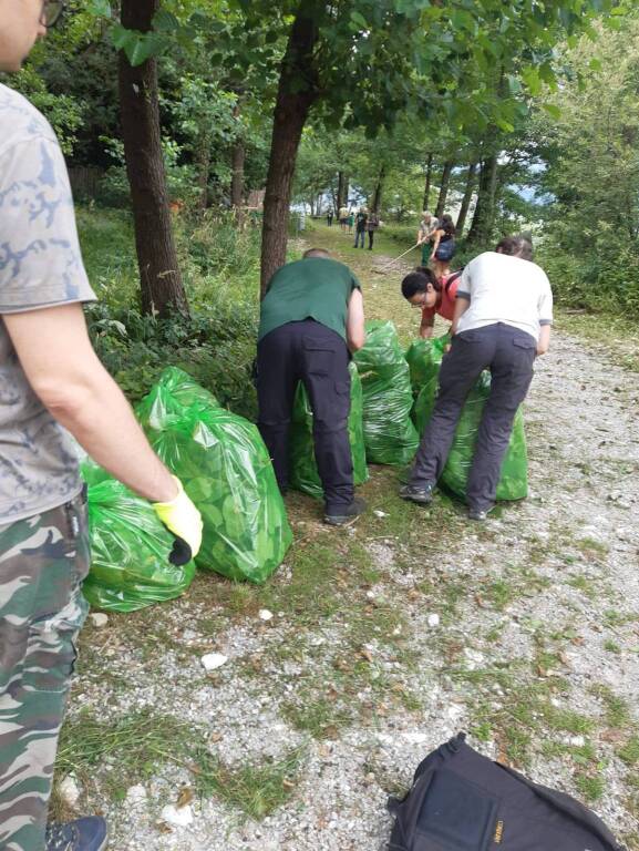 Volontari al lavoro al Golfo della Quassa: pulizia e contenimento delle specie invasive