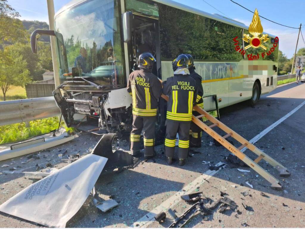 Schianto auto - bus a Brovello Carpugnino